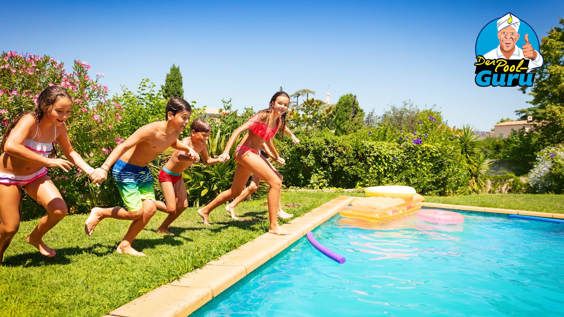 Kinder springen in fertigen Pool