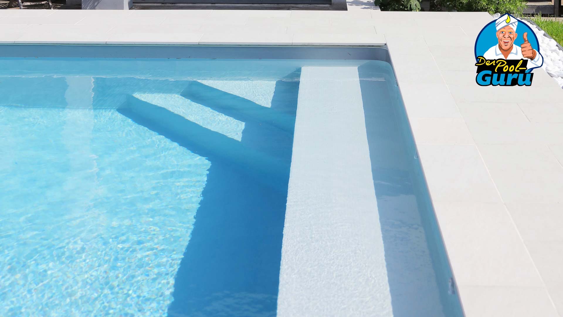 Pool Treppe innenliegend und Ruhezone