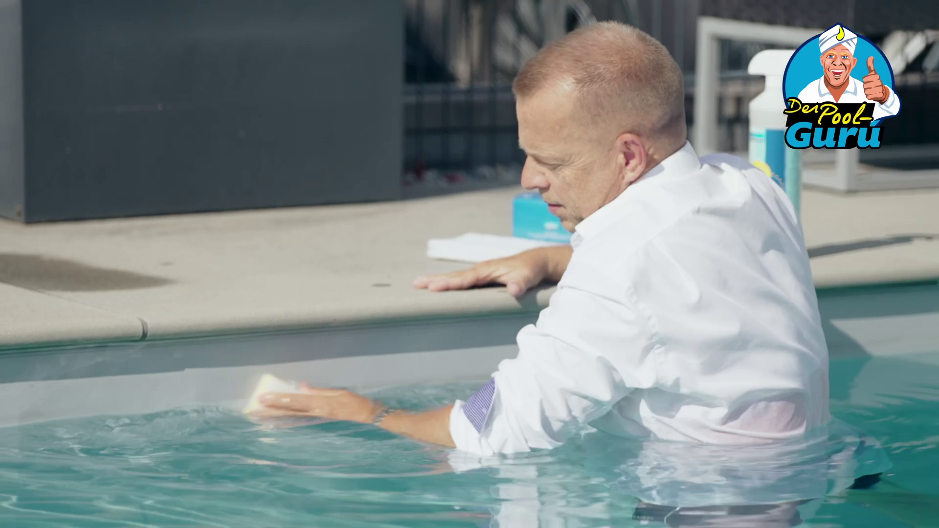 Pool Verunreinigung mit Radierer entfernen