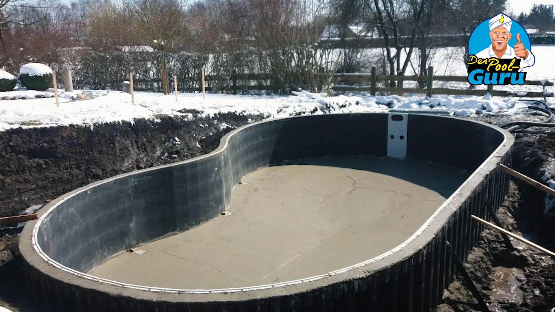 Pool Bauarbeiten im Winter mit Schnee