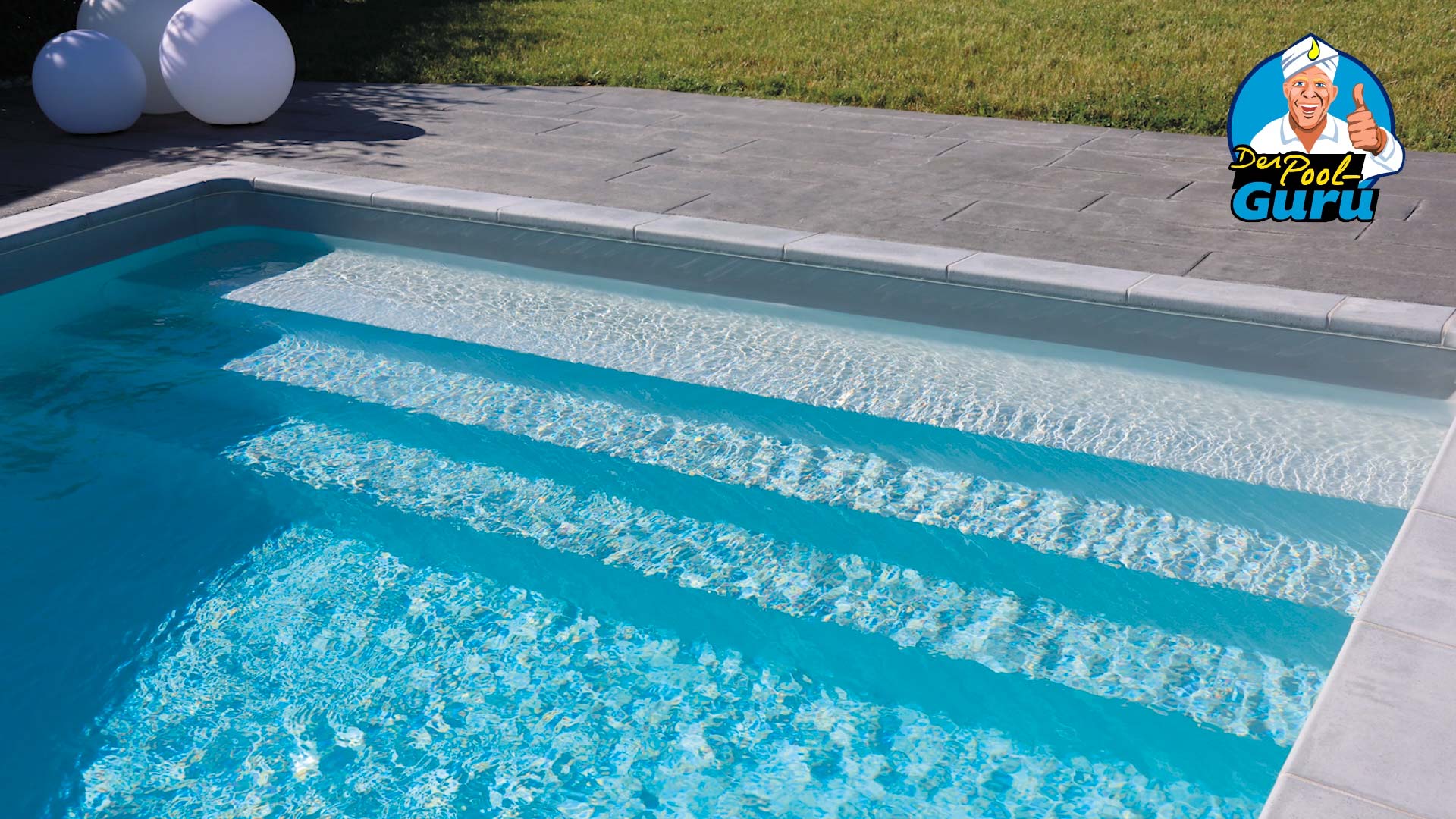 Pooltreppe gesamte Breite mit sehr breiter erster Stufe