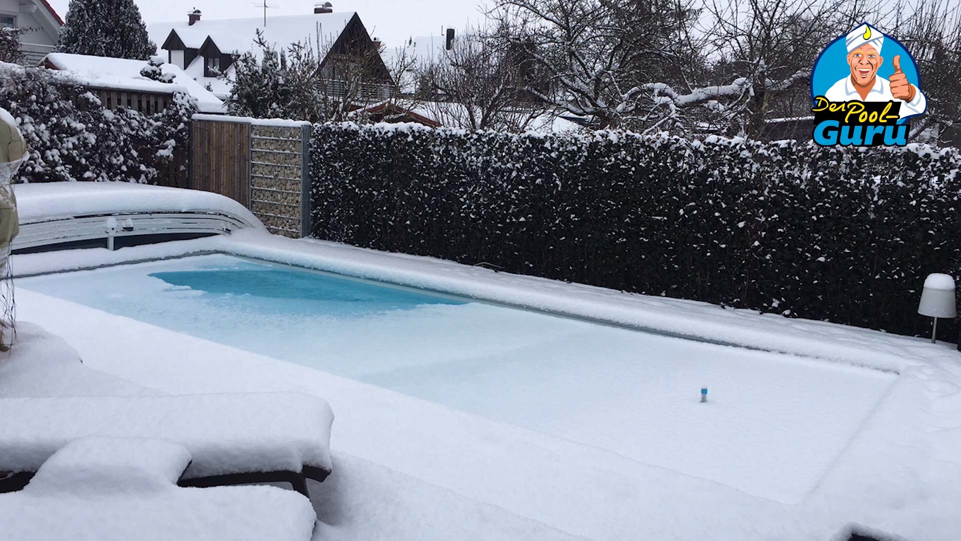 Schneeflocken im Poolwasser