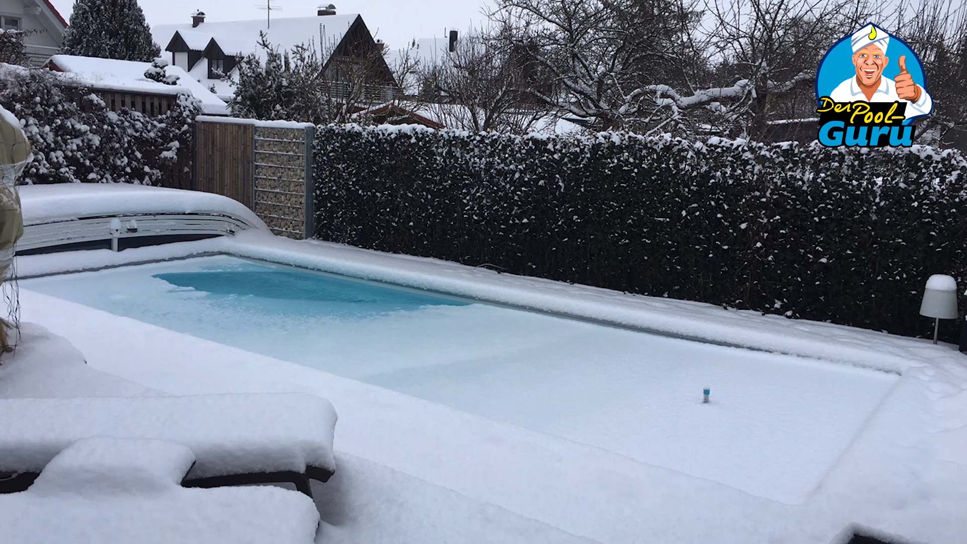 Zugefrorener Pool Eisschicht